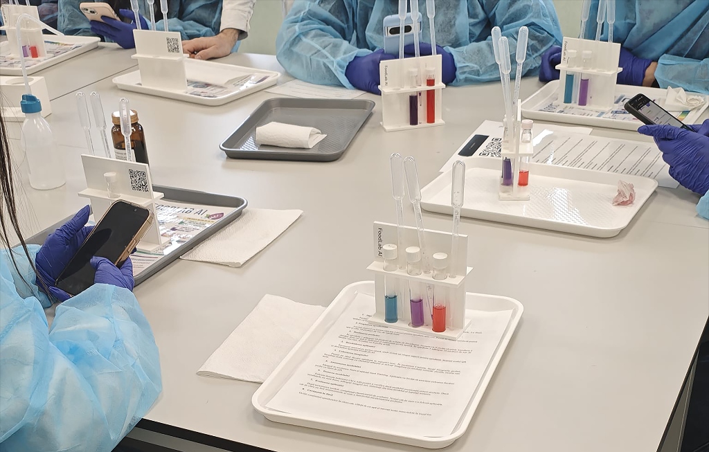 Elev într-un experiment FoodLab AI