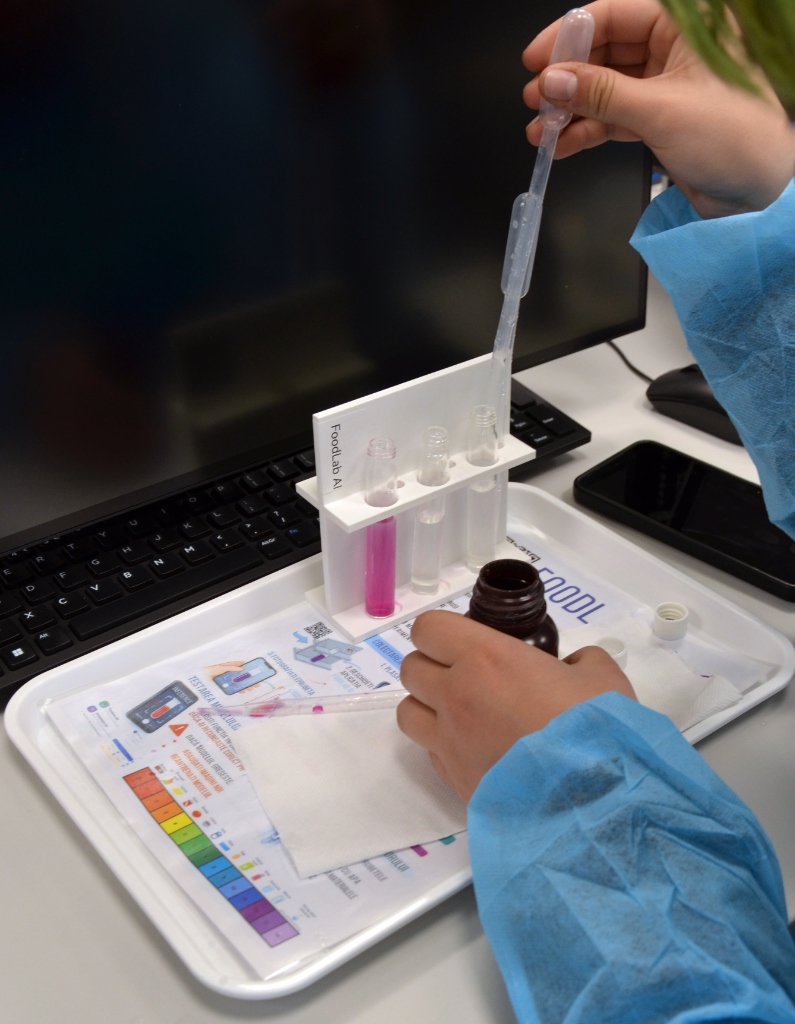 Elevi utilizând aplicația FoodLab AI pe dispozitive mobile