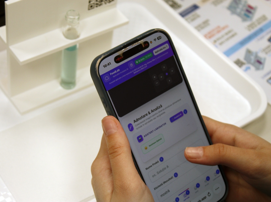 Aplicația FoodLab AI utilizată pe telefon în timpul atelierului